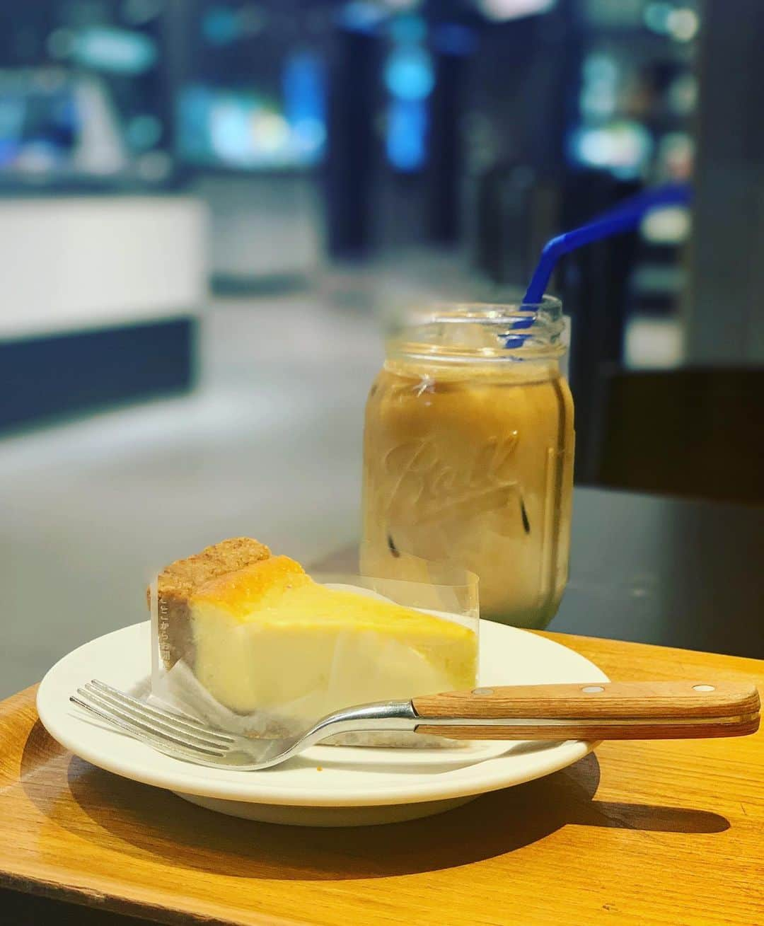 愛純もえりさんのインスタグラム写真 - (愛純もえりInstagram)「ここのニューヨークチーズケーキが大好きなのです🗽🧀 . . 毎日雨か曇りで☔️☁️ だんだんこの天気に飽きてきた。。。 お野菜もお値段お高い気がするし。。。 ゴーヤとかナスとか夏野菜のお値段が例年よりお高くてなんだかなぁ。。。🍆 . . 天気を変える力は無いけど、自分のテンションを上げる方法は知ってるので楽しみ見つけて乗り切ろ〜❣️ #お野菜 #お値段 #お高い」7月12日 23時08分 - moeri_aizumi