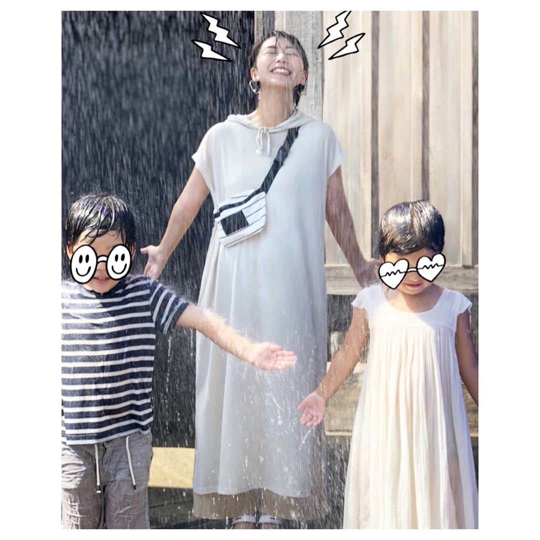 のインスタグラム：「早速こないだ買った #alohacollection  のポシェットを持って天使と遊びに行ってきたよ😇💨. どんっだけ水浴びても中身大丈夫やった😂✌️. . 右は天使、左は知らない子やけどポーズが揃ってる完璧😂笑. . 気付けば知らない子供達と水遊びしてる事多かった😂. 水を浴びてると一致団結するのか知らない間に皆友達🤝. . 楽しかったなぁ😌🌈. さてここの場所がどこか分かるっかな〜🤔？. . #alohacollection #ポシェット #防水 #防水ポシェット #軽い #便利 #大活躍 #水遊び #水浴び #天使 #楽しすぎた #夏が来た #夏 #summer #ポーズ完璧 #知らない子とも完璧 #偶然 #神様ポーズ #顔ひどすぎてわらう」