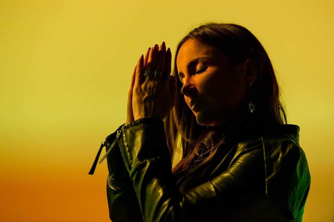 Claudia Leitteのインスタグラム：「Pessoaaaal, “Saudade De Você” já está disponível nas plataformas digitais!!! Diga aí, deu pra sentir o amor? Às 13h a gente se encontra para assistir ao clipe juntos (link na bio!). Meus parceiros @oficialfilhosdejorge e @macacogordo, que orgulho desse trabalho lindo! ♥️🥰 #SaudadeDeVocê」