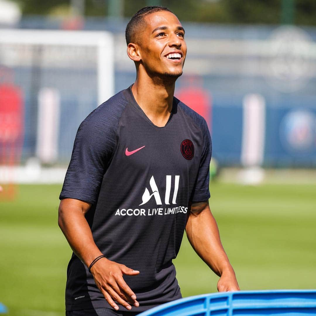 パリ・サンジェルマンFCさんのインスタグラム写真 - (パリ・サンジェルマンFCInstagram)「☺️🤙 @thilokehrer . #ICICESTPARIS #AllezParis #KehrerxPSG #PSG #ParisSaintGermain #Paris #Football」7月12日 23時23分 - psg