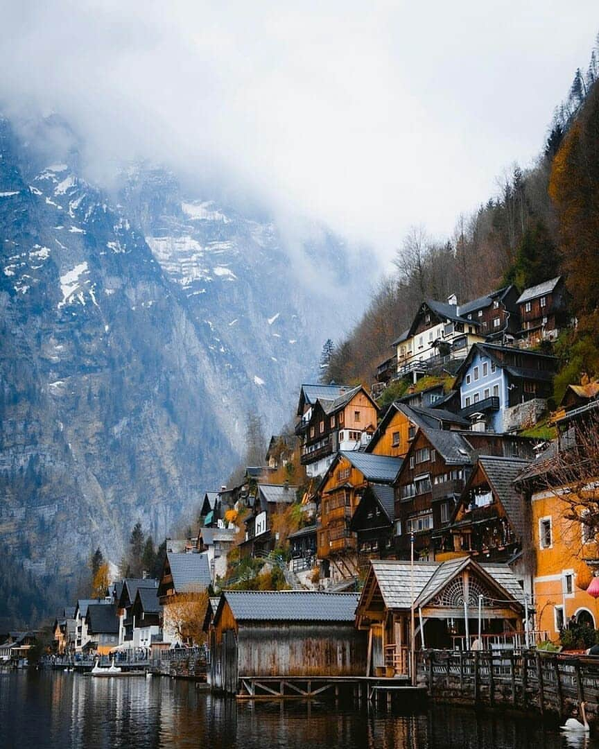 Discover Earthさんのインスタグラム写真 - (Discover EarthInstagram)「Just love this incredible selection of photos from Hallstatt, Austria ! Which one do you like the most ? 🇦🇹 Share these with someone who would love to visit this place ! — 📍#DiscoverAustria — 📸 Photos by @jguzmannn」7月12日 23時28分 - discoverearth