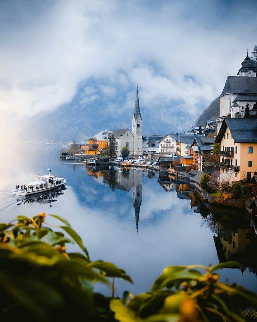 Discover Earthさんのインスタグラム写真 - (Discover EarthInstagram)「Just love this incredible selection of photos from Hallstatt, Austria ! Which one do you like the most ? 🇦🇹 Share these with someone who would love to visit this place ! — 📍#DiscoverAustria — 📸 Photos by @jguzmannn」7月12日 23時28分 - discoverearth