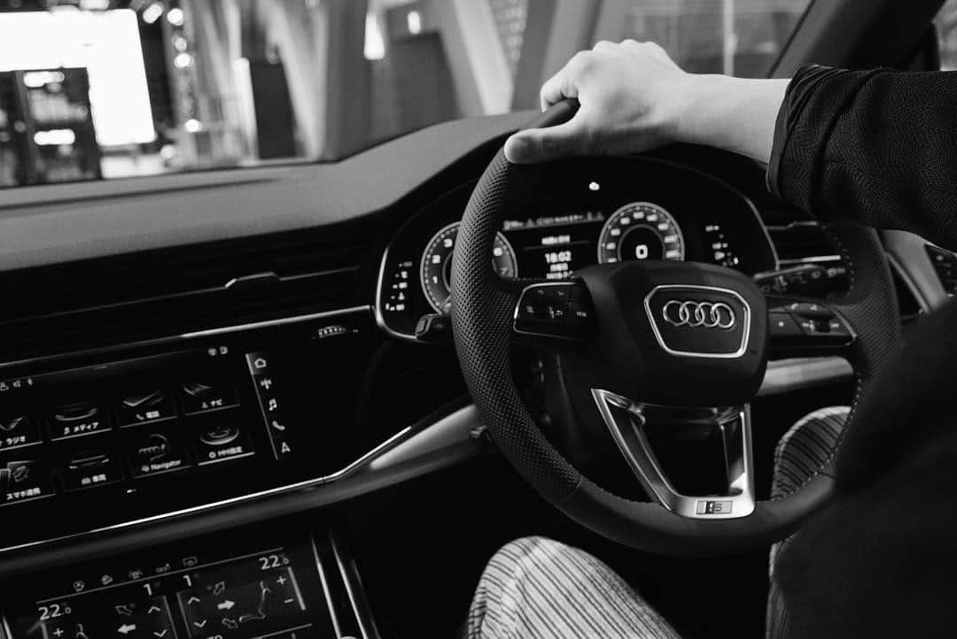 アウディ ジャパンさんのインスタグラム写真 - (アウディ ジャパンInstagram)「Encounter of Audi Q8 Audi Q8と、ある男の物語  Scene 2/触発 触れたその瞬間、お互いがフィットする感覚を覚えた。  Scene 3/一体 お互いが分かりあえる信頼感が自分を解放してくれる。  #AudiQ8 #あなたの美学と共鳴する #Audi #Q8 #アウディQ8 #Audijapan #アウディ #井浦新 #carwithoutlimits #carsofinstagram #Audiworld #Audigramm #carporn #audigenic  @el_arata_nest」7月12日 23時23分 - audijapan