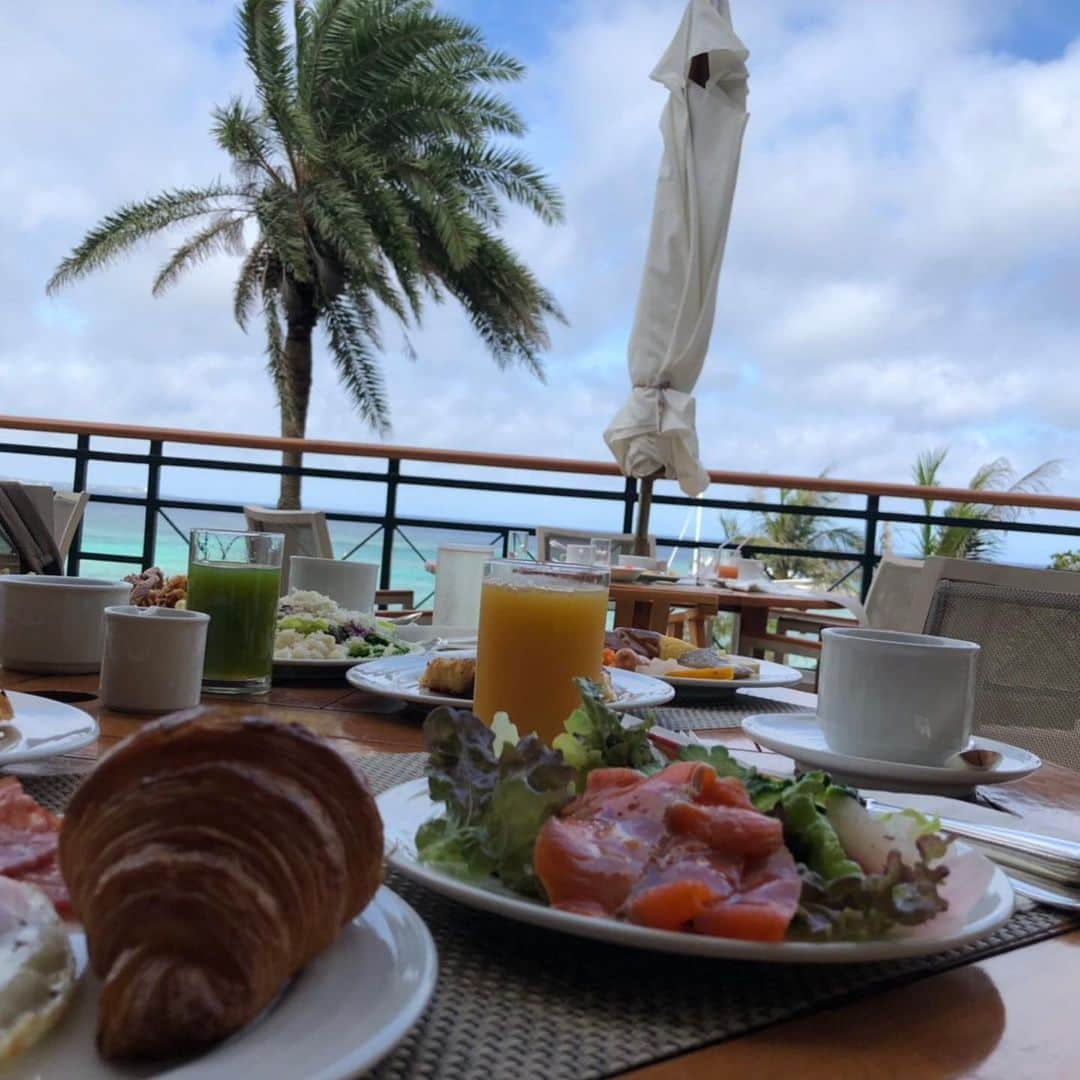 小野麻亜矢さんのインスタグラム写真 - (小野麻亜矢Instagram)「綺麗な海と、あっつい気候大好き。 また行きたいなぁ。 あと1週間後とかにでも笑  #沖縄大好き #泳げないけど #シュノーケリング #癒し #朝からもりもりご飯」7月12日 23時24分 - ono_maaya