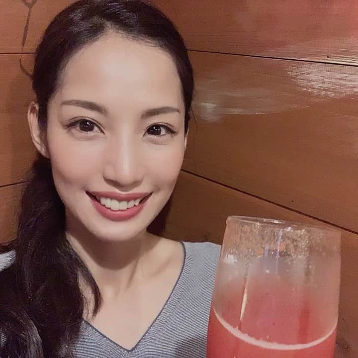 蒼怜奈のインスタグラム：「ビール女子やってみた(^^) まなちゃんのやつ！ 天野麻菜ちゃんは2075杯も飲んだんだって！ 凄！！！ #天野麻菜 #ビール #ビール女子 #レッドアイ #トマト 私は #蒼怜奈 です。」