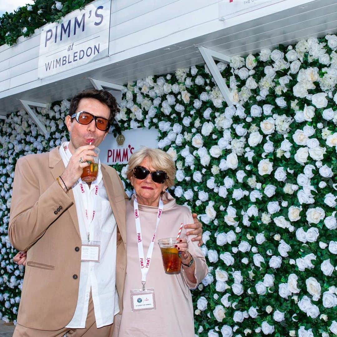 ニック・グリムショーさんのインスタグラム写真 - (ニック・グリムショーInstagram)「shout out @pimmsgb for taking me and Mumzy on a mega day to Wimbledon. She’s only wanted to come for about 40 years. 🎾 💕 #gift」7月12日 23時26分 - nicholasgrimshaw