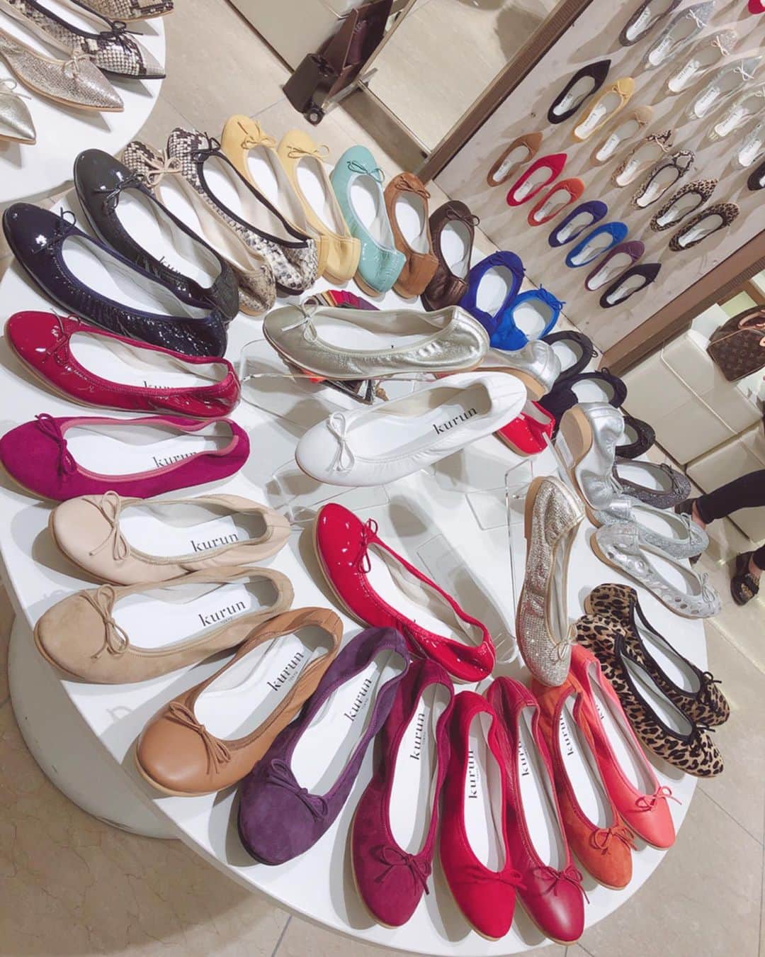 泉マリコさんのインスタグラム写真 - (泉マリコInstagram)「先日、前から気になっていたkurun TOKYO (クルン トウキョウ) @kurun_official の銀座三越POP UP STOREに行ってきました👠✨ . kurun TOKYOは日本国内の自社ファクトリーで、熟練の靴職人がハンドメイドで作るオリジナルレディースシューズブランド 。 最上の品質と機能性を備えた、とっても履き心地の良いバレエシューズなんです🙂こんなに軽くて柔らかい靴は初めてで、履いたとき驚きました‼️ . 全96種と豊富なカラーバリエーションでどれにしようか本当に迷いましたが、私は色んなコーデに合わせやすいベージュをセレクトしました☺️ これから沢山履くぞ〜❣️ . 📢POP UP STORE開催情報✨ . ▪️2019年7月10日(水)〜7月16日(火)銀座三越 2階Gステージ. ▪️2019年7月18日(木)〜7月31日(水)NEWoMan新宿 1階 NEWoMan lab. .通常はオンライン販売なので、実際に試着できる貴重な機会ですよ✌️ . ⬇️オンラインストアはこちら. https://kurun.tokyo/ . #kuruntokyo  #クルントウキョウ #popupshop  #popupstore  #靴 #バレエシューズ #フラットシューズ  #疲れにくい靴  #軽い靴  #銀座三越  #ニューマン新宿  #読者モデル  #バイラ  #baila  #スーパーバイラーズ  #お洒落さんと繋がりたい」7月12日 23時31分 - mariko_i0902