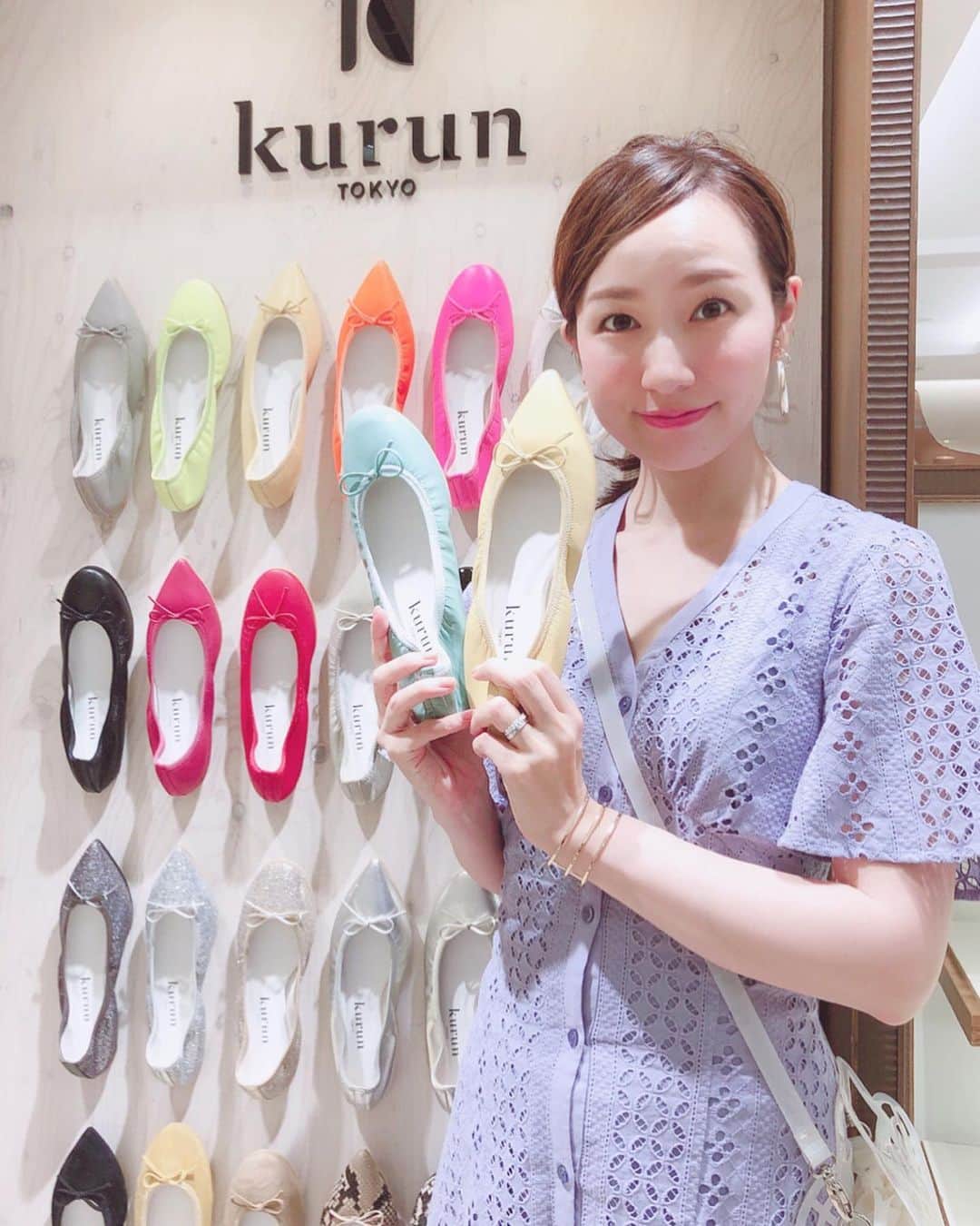 泉マリコさんのインスタグラム写真 - (泉マリコInstagram)「先日、前から気になっていたkurun TOKYO (クルン トウキョウ) @kurun_official の銀座三越POP UP STOREに行ってきました👠✨ . kurun TOKYOは日本国内の自社ファクトリーで、熟練の靴職人がハンドメイドで作るオリジナルレディースシューズブランド 。 最上の品質と機能性を備えた、とっても履き心地の良いバレエシューズなんです🙂こんなに軽くて柔らかい靴は初めてで、履いたとき驚きました‼️ . 全96種と豊富なカラーバリエーションでどれにしようか本当に迷いましたが、私は色んなコーデに合わせやすいベージュをセレクトしました☺️ これから沢山履くぞ〜❣️ . 📢POP UP STORE開催情報✨ . ▪️2019年7月10日(水)〜7月16日(火)銀座三越 2階Gステージ. ▪️2019年7月18日(木)〜7月31日(水)NEWoMan新宿 1階 NEWoMan lab. .通常はオンライン販売なので、実際に試着できる貴重な機会ですよ✌️ . ⬇️オンラインストアはこちら. https://kurun.tokyo/ . #kuruntokyo  #クルントウキョウ #popupshop  #popupstore  #靴 #バレエシューズ #フラットシューズ  #疲れにくい靴  #軽い靴  #銀座三越  #ニューマン新宿  #読者モデル  #バイラ  #baila  #スーパーバイラーズ  #お洒落さんと繋がりたい」7月12日 23時31分 - mariko_i0902