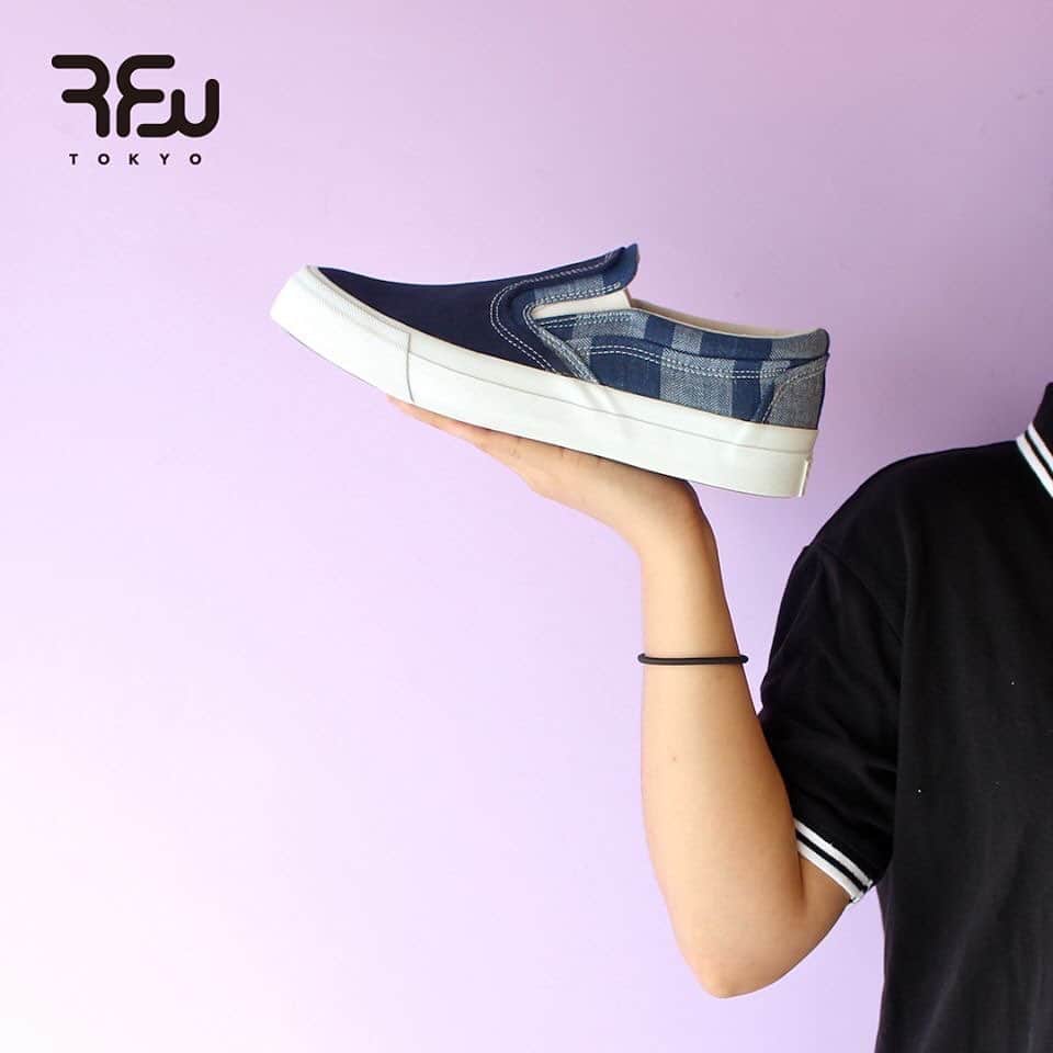 のインスタグラム：「《RFW 2019SS》  NAAN FOLIO STRIPE -Navy-  今季のスリッポン〈NAAN-ナン-〉 アッパーはベロアとリネンストライプのコンビ 太めのストライプが効いています。 それぞれ素材の良さを引き立たせ、 柄モノながら非常に合わせ易いデザインです。 全国の取扱店、RPM、ONLINE SHOPにて 発売中です。  This season new slip-on collection <NAAN> Made from the combination of velour and thick linen stripe fabric. Simple design with calm color tone. A perfect pair for this coming summer season. Selling at Nationwide dealer shop, RPM and ONLINE SHOP.  Check out link below for more.  www.rfwtokyo.com @rfwtokyo  #rfw #rfwtokyo #rhythmfootwear #sneaker #sneakers #kicks #instashoes #instakicks #sneakerhead #sneakerheads #nicekicks #sneakerfreak #kickstagram #2019ss #spring #summer #renewal #20th #aniversary #tokyo #rpm #rhythmprimarymarket #linen #stripe #suede #newarrival」