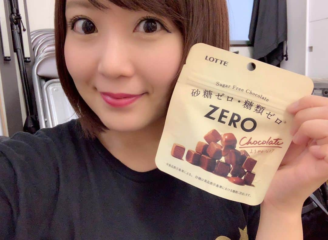 嶋梨夏さんのインスタグラム写真 - (嶋梨夏Instagram)「お稽古のお供にはいつもチョコレート🍫💓砂糖・糖類ゼロなのにちゃんと甘くて美味しいZEROチョコレートが最近のお気に入りです🥰✨✨✨ #スタントウーマン2019 #ブディストホール #舞台 #観に来て下さい #稽古 #ZERO #糖類0 #チョコレート #chocolate #ロッテ #LOTTE #お菓子 #おやつ #snack #sweets #スイーツ女子 #アラサー女子 #ショートボブ #photooftheday #JAPAN #japanesesnack #japanesesweets #japanesegirl #avex #avexmanagement #instagood #followme #極度の甘党 #ricashima #嶋梨夏」7月12日 23時38分 - shimarica_jp