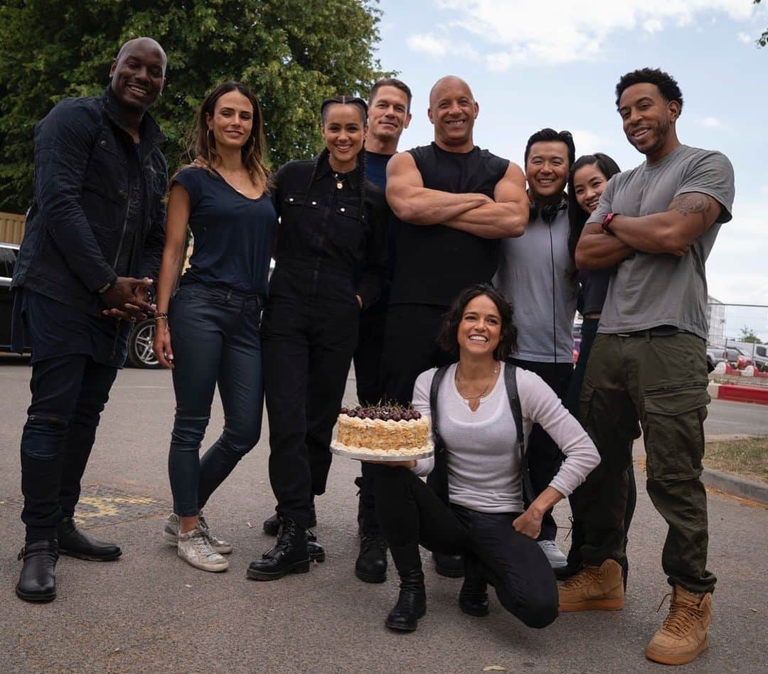 Anna さんのインスタグラム写真 - (Anna Instagram)「Happy Birthday @mrodofficial🎉 What an honor to be learning from the most badass actress out there🖤 (Oh and yes, I’m in the picture... #smallpeopleproblems 😂) #fast9」7月12日 23時43分 - annasawai