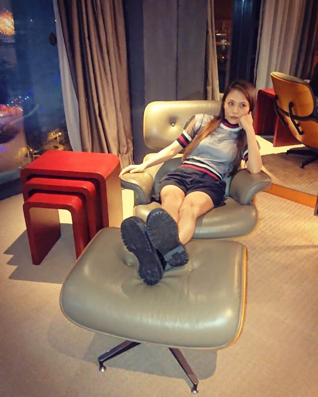 田野アサミさんのインスタグラム写真 - (田野アサミInstagram)「💺♡✨、﻿ ﻿ 皆の三連休が、﻿ 良き三連休であります様に....🙏😊！﻿ ﻿ ﻿ いい夢見ろよ♡笑﻿ ﻿﻿ 写真は上海の時🐼﻿﻿ ※この後ちゃんと椅子は拭きました🙌🏻😊﻿﻿ #おやすみ#この椅子どのタイミングで使うの#田野アサミ」7月12日 23時44分 - tano_asami