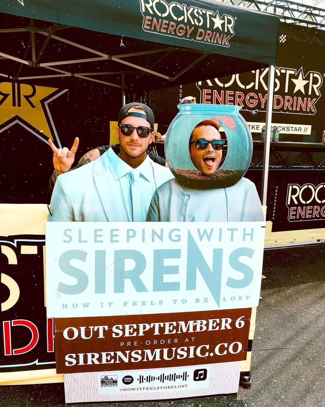 ニック・マーティンのインスタグラム：「Hey, we’re excited about it, too 😎🤘🏽🎉. Who has pre-ordered “How It Feels To Be Lost”?!? If you haven’t already, head over to the link in my bio. My personal favorite bundles are the acid wash tee bundle and the neon red vinyl bundle✌🏽. Second question: who’s ready for our new album? 😎🙌🏽 #sleepingwithsirens #sws #friday」
