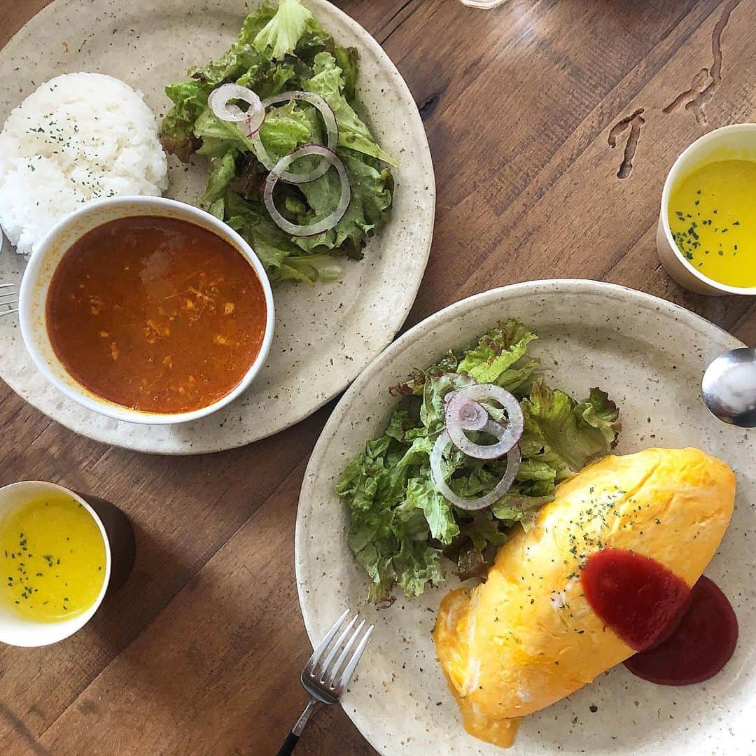 Kana Kobayashiさんのインスタグラム写真 - (Kana KobayashiInstagram)「名物のオムライスを差し置いて、カレーをいただきました🍛 でもオムライスもやっぱり食べたかったからひとくち貰いました✧ #よくばる #食い意地 美味しかった〜！ ※オープンと同時に入ったので並ばず入れました。 #torse  #cafe #祐天寺 #オムライス #カレーライス #tokyocafe #ランチ #lunch #美味しいお店 #東京グルメ #meguro #紅茶のシフォンケーキ」7月12日 23時53分 - anela_kana