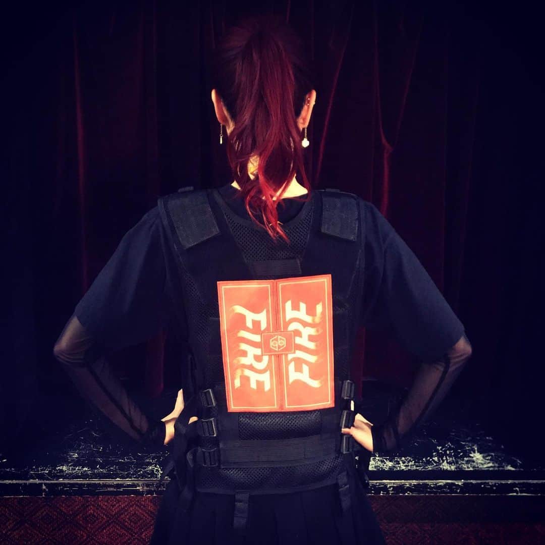 ながしまみのりのインスタグラム：「女王蜂 全国ツアー2019「十 -火炎-」 全17公演 ありがとうございました🎹🔥 今回のツアーから、キーボードだけでなくマニピュレータもやらせていただきました。 ・ Thank you for coming to queen bee's tour “十 火炎-” From this tour, I did not only play the keyboard but also the manipulator. ・ #十 #火炎 #女王蜂 #qb #queenbee」