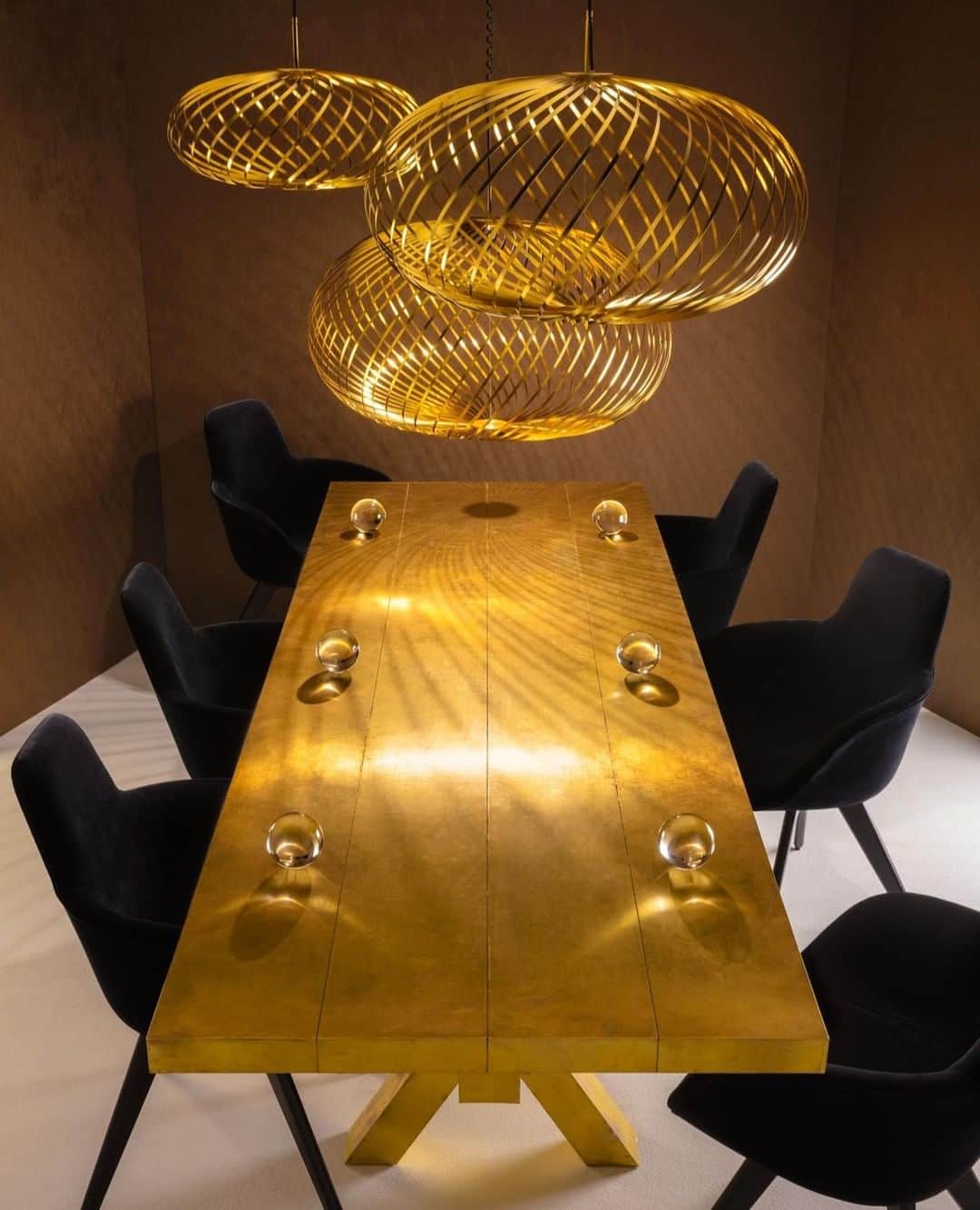 トム ディクソンさんのインスタグラム写真 - (トム ディクソンInstagram)「Exploring the materiality of brass with the MASS table and new SPRING lights.⁠ ⁠  #lightingdesign #interiors #interior #interiordesign #lighting #gold #brass #materiality #tomdixonMASS #tomdixonSPRING #tomdixon #table #metalliclighting」7月12日 23時55分 - tomdixonstudio