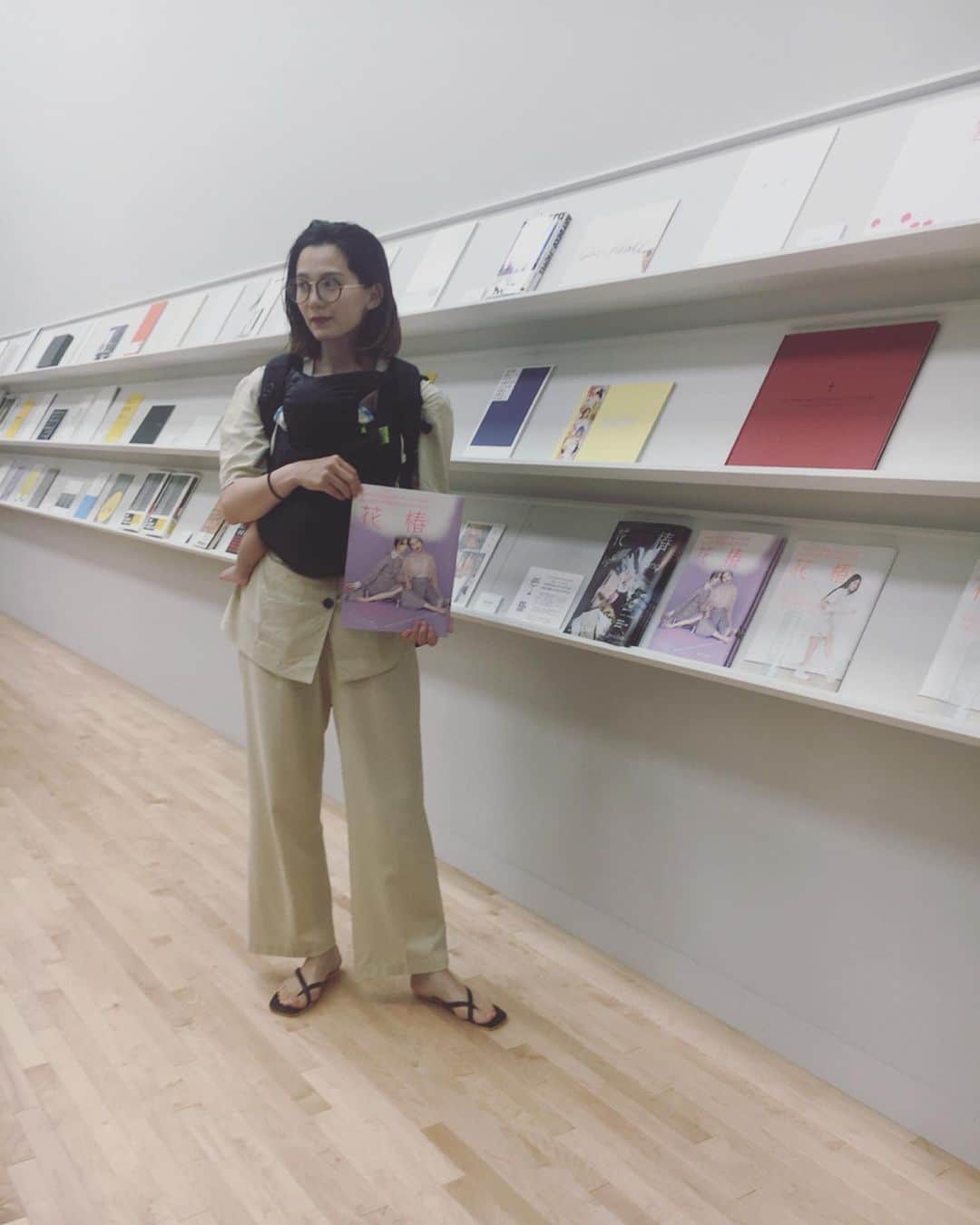 平山奈美のインスタグラム：「TOKYO ART BOOK FAIR 2019 .  2019年7月12日(金) – 15日(月祝) Exhibition Space (B2F)で開催されている東京アートブックフェアに遊びに行ってきました📚 「資生堂ギャラリーの100年」をカタログで辿ることができるなんとも刺激的なイベント。 ファッションやアート好きにはたまらないはず💙子連れも◎ ありがとうございました！ .  #東京アートブックフェア #東京現代美術館 #花椿 #tabf #art #fashion #shiseido #ootd #mama #baby」