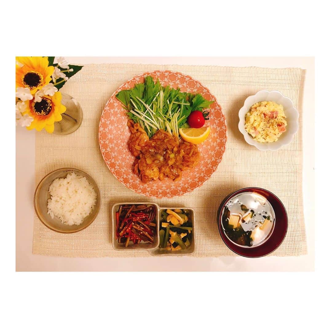 白戸ゆめのさんのインスタグラム写真 - (白戸ゆめのInstagram)「🍅 . みなさん！ ヒルペコ✖️岡山東商の “桃太郎とまと唐揚げソー酢” げっとしましたか☺️？ . 私は昨日鶏肉のソテーに 隠し味として使いました🐓💫 . とまとがお肉の旨味を引き立たせていて お酢が全体の味をうまくまとめてくれます💕 付け合わせの水菜にも ドレッシング感覚でかけてみるとこれまたスッキリ！ . ❁献立❁ #鶏のソテー #ネギソースがけ #きんぴらごぼう #小松菜の煮浸し #ポテトサラダ #豆腐とわかめのお味噌汁 #ごはん #岩手県産 #銀河のしずく . エプロンと食器は @francfranc_official の👗🍽✨ どれもかわいくって 私の手料理ですら美味しく見えます😂 . 明日から始まる高校野球のためにも たくさん栄養つけて頑張るぞー💪💪 . #瀬戸内海放送 #KSB #5ch #アナウンサー #ヒルペコ #岡山 #岡山東商業 #キッチンほりぐち #コラボ #ソース #からあげ #とまと #酢  #白戸ゆめの の #ゆめみごこちご飯」7月12日 23時56分 - yumeno.s_