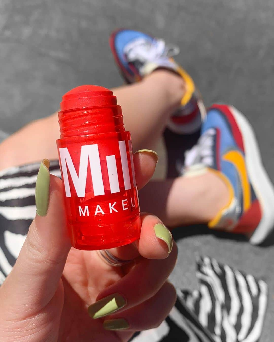 Milk Makeupさんのインスタグラム写真 - (Milk MakeupInstagram)「THINGS #GLOWOIL GO GREAT WITH: 🍒picnics 🍒beach days 🍒BBQs 🍒roadtrips 🍒sitting in front of the AC」7月12日 23時57分 - milkmakeup