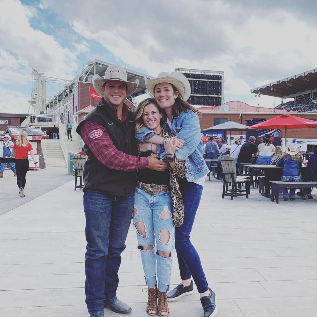 ペイジ・ローレンスのインスタグラム：「Stampeding my week away with the best peeps 💙❤️ #AuntieSnuggles #Hawgs」