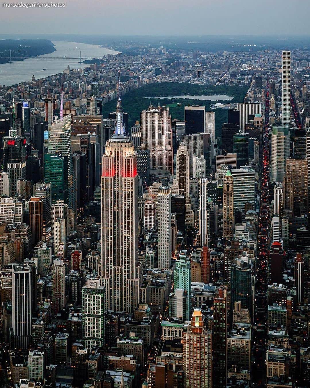 Empire State Buildingさんのインスタグラム写真 - (Empire State BuildingInstagram)「Comment your fav NYC neighborhood! 🤔 . 📷: @marcodegennarophotos #EmpireStateBuilding」7月12日 23時59分 - empirestatebldg