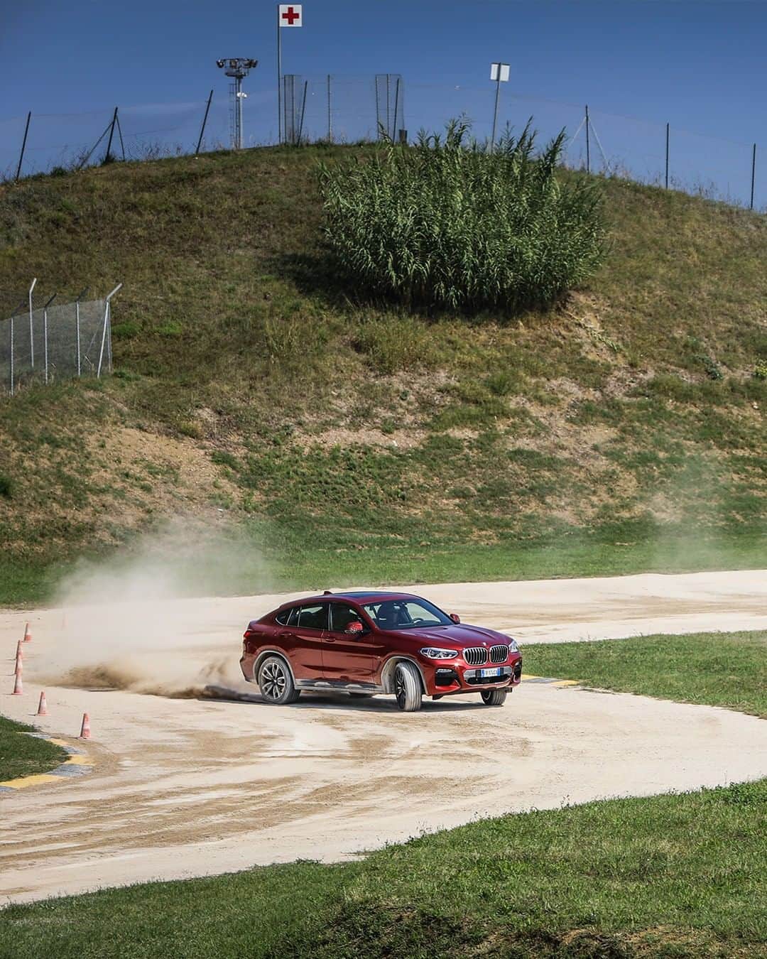 BMWのインスタグラム：「Visible dynamism even on the dustiest roads. The BMW X4. #BMW #X4」