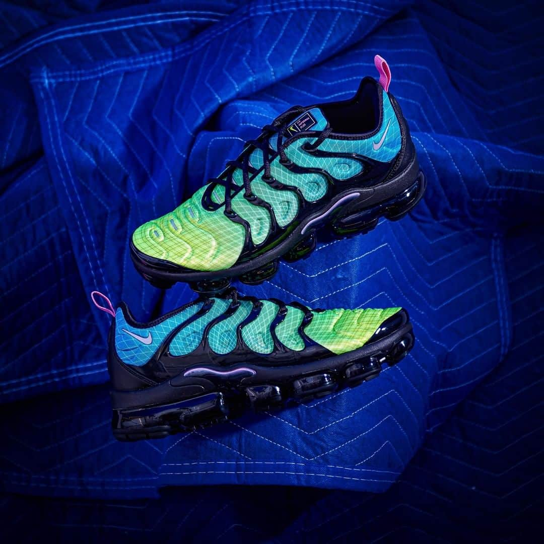 Foot Lockerさんのインスタグラム写真 - (Foot LockerInstagram)「Step Off The Grid. #Nike VaporMax Plus 'Aurora Green' Available Now, In-Store and Online」7月13日 0時00分 - footlocker