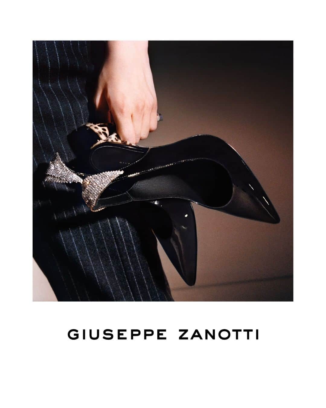 Giuseppe Zanotti Designさんのインスタグラム写真 - (Giuseppe Zanotti DesignInstagram)「Sensual. Strong. Enveloping. Standout. Up close with the SUSIE FELINE pump, one of the stars of the new #GZFW19 campaign. Discover the exclusive new collection via link in bio. #GiuseppeZanotti  Photo by: #SuffoMoncloa」7月13日 0時00分 - giuseppezanotti
