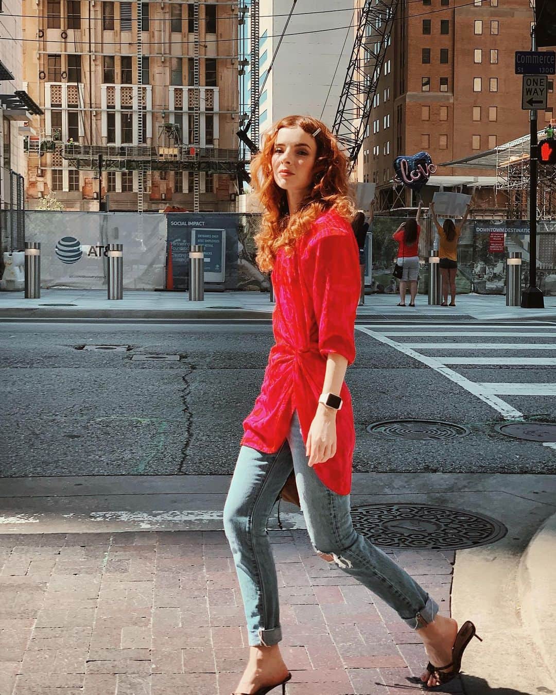 ジェーン・アルドリッジのインスタグラム：「Silk knotted 80s dress over jeans 👖 🍓」