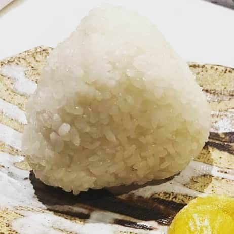 のインスタグラム：「このシンプルな塩むすびが驚くほど美味いのです。これで酒一合いけます。まさにソウルフードです。 #おむすび#ろく助旨塩#銀シャリ#炊きたて#魚金#新橋」