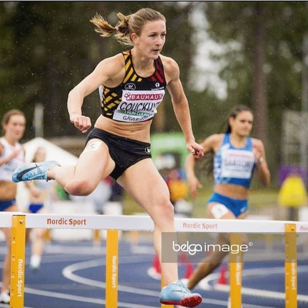 Paulien COUCKUYTのインスタグラム：「Op naar de halve finale ! • 🕔 17u: reeks 1, baan 3 ➡️ 3 snelsten + de 2 verliezende tijden door naar de finale • 🤞🏻THUMBS UP !🤞🏻 • #europeanathletics #eku23 #400mhurdles #teambelgium • 📸 @jacobsjasper」