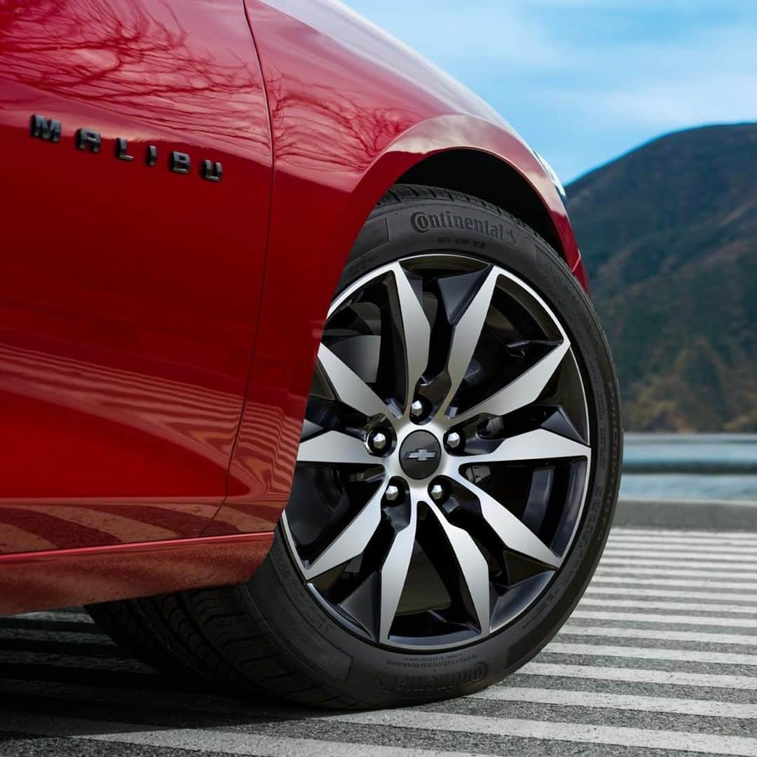 シボレーのインスタグラム：「Sleek and sporty, the #ChevyMalibu is styled and ready to impress.」