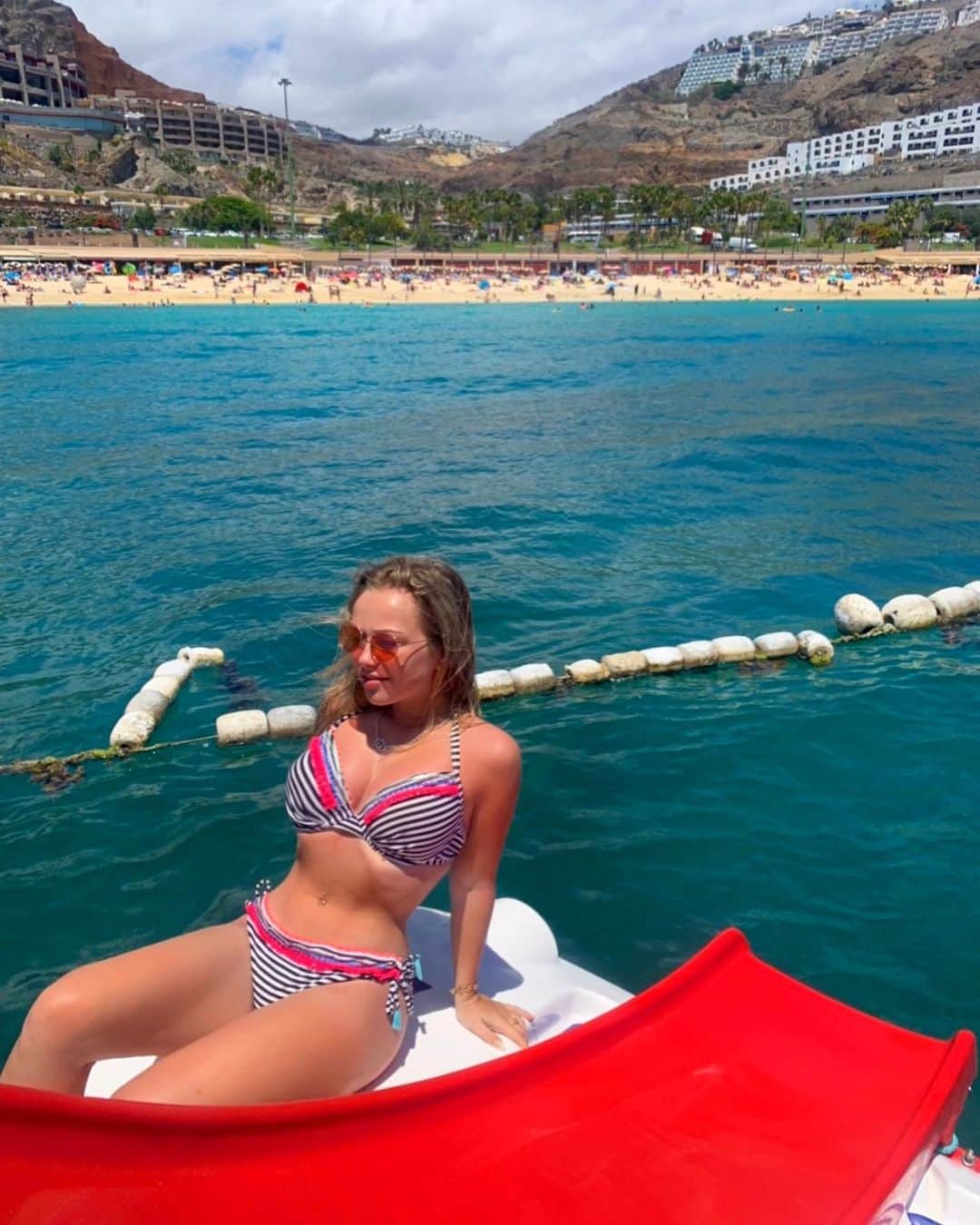 のインスタグラム：「Doing all the hard work paddling ☀️」