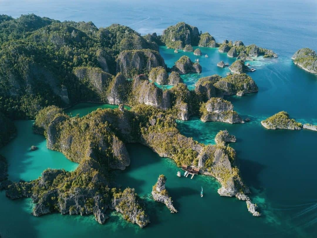 Lonely Planetさんのインスタグラム写真 - (Lonely PlanetInstagram)「Ready to travel around the world in just four minutes and ten seconds? Click our bio link and prepare to have your mind blown. These rock formations in Raja Ampat, West Papua, Indonesia are just one of the unique landscapes that bring tears to our eyes when we think about how amazing our planet Earth is.」7月13日 0時21分 - lonelyplanet