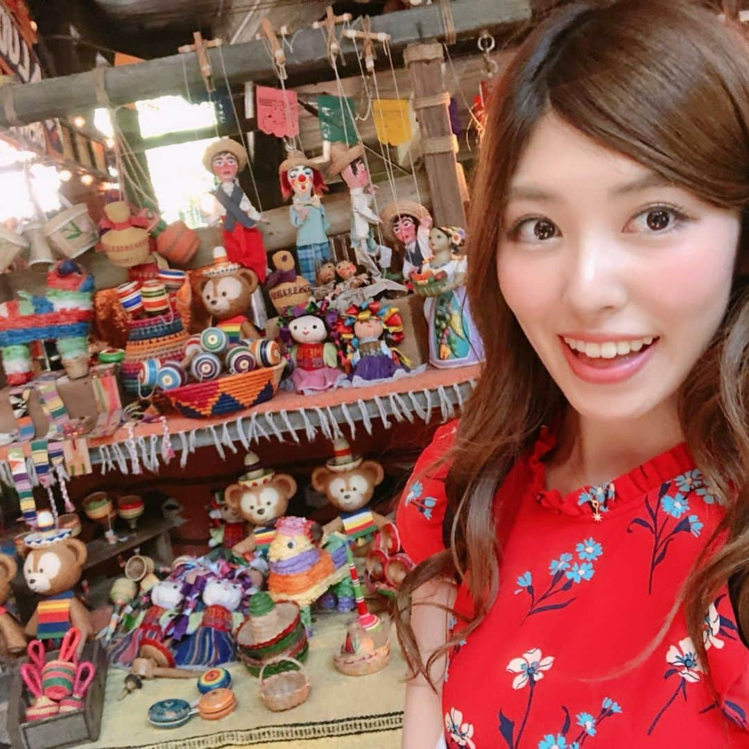 橘ゆりかさんのインスタグラム写真 - (橘ゆりかInstagram)「🌈🧸🏵🌈﻿ ﻿ ﻿ はじめての #サルアミダッフィー﻿ メキシカンな雰囲気が新鮮でした🌶💛﻿ ﻿ おててがクリームパンでかわいいね🥰﻿ もふもふできてしあわせ〜✨﻿ ﻿ ﻿ ﻿ ﻿ ﻿ #東京ディズニーシー #ディズニーシー #キャラグリ#ダッフィー #ダフグリ #ディズニー #暑かった #橘ゆりか #赤コーデ #disneylover #followme #me #tds #tokyodisneysea #disneygram #ig_japan #disneyphoto #instadisney #tokyodisneyresort」7月13日 0時21分 - yuricalcal