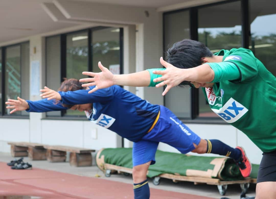 ザスパクサツ群馬さんのインスタグラム写真 - (ザスパクサツ群馬Instagram)「. 【Training photos📸✨】 . 中村駿太カメラマン&田中稔也カメラマン撮影写真📸💨 光永選手のポーズが気になります🤔 一眼レフカメラの画質にビックリの田中選手。カメラに興味津々でした！ . . #加藤健人 #光永祐也 #田中稔也  #中村駿太 #岡田翔平 #吉田舜  #ザスパクサツ群馬 #thespa  #canon #soccer #shooting」7月13日 0時21分 - thespakusatsugunma_official