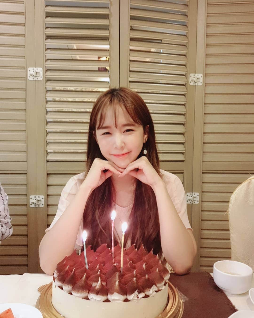 ウェイ のインスタグラム：「깜짝생축해준 회사식구들 사랑합니다❤ 중국음식뿌시고왓다😋🍽 Our team gave me a surprise bday celebration. thank you so much🍰  #깜짝케이쿠 #감사합니다 #초하나살짝쿵내림 #21짤 #aaplat #AAP #웨이랜드 #wayland #bday #workdinner #생일 #회식」