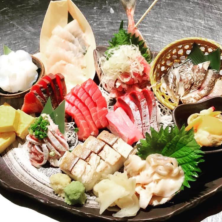 のインスタグラム：「¥1980の幸せ！ #刺身盛り合わせ#6点盛り#魚金#新橋#五反田#渋谷#新宿#池袋#秋葉原#神田#浜松町#田町#目黒#恵比寿#高田馬場#神楽坂#吉祥寺#飯田橋#市ヶ谷#神保町#六本木#内幸町」