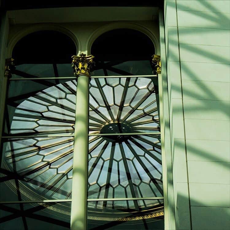 のインスタグラム：「The roof of the Great Court is made from 3,312 uniquely shaped glass panels, which cast amazing shadows across the space! @attcoelho has captured the patterns cast onto the Reading Room in this beautiful photo.  Have you taken any photos in the Museum? Tag the location to be featured! 📍🏛📸 #regram #repost#photography #BritishMuseum #architecture #London #📸 #UK」
