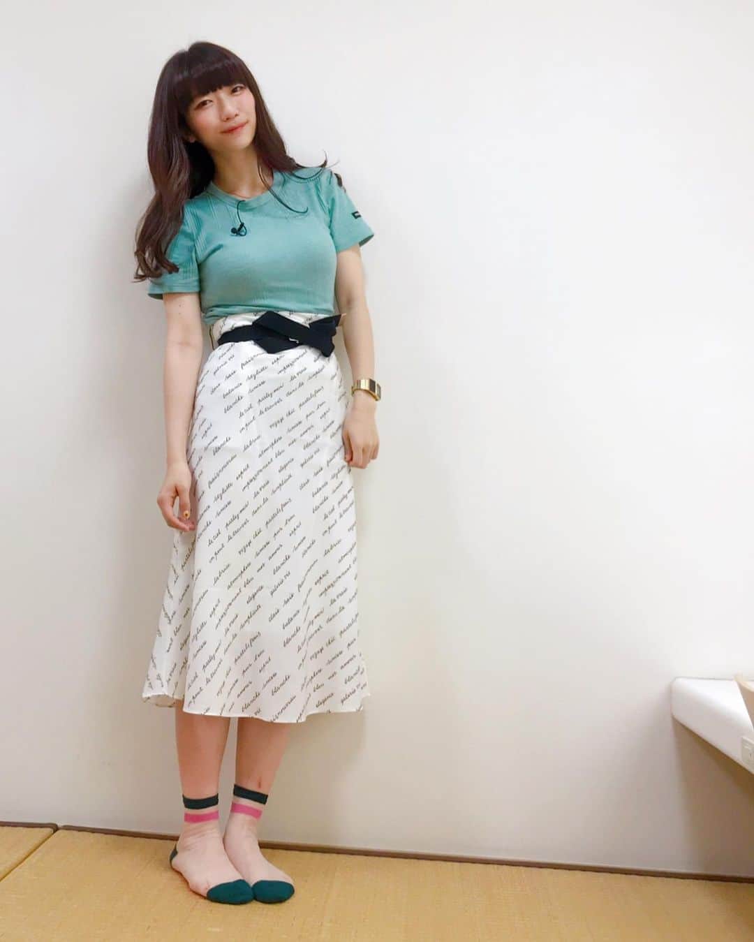 ぱいぱいでか美のインスタグラム：「八千代ライブはいつも私服で出てます☻ マイクやってもらう前だからびろーんってなってる。笑 ꙳ #tops #milkfed #skirt #crayme #belt #WEGO #sox #靴下屋 女ヲタがくれた❤︎ #俺はインスタグラマーになりてぇ  #八千代ライブ ꙳ 今日はお便りテーマも夏らしいものだったので 爽やかめでいきましたー。 見てくださった方ありがとうございました！ milkfedのトップス色味もフィット具合も好き。 Crayme,のスカートはきれいめだけど何にでも合わせやすくて最高です❤︎❤︎ 靴下は女の子のヲタクからのプレゼント！かわいー！ありがと！ がっちゃんベルトをリボンみたいに巻くのにはまってます。」