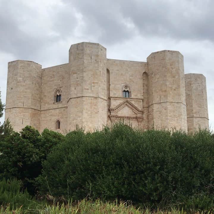 のインスタグラム：「Mysterious Castel del Monte @alexismabille #secretproject #casteldelmonte #puglia #italie #architecture #beauty #humanity #patrimony」