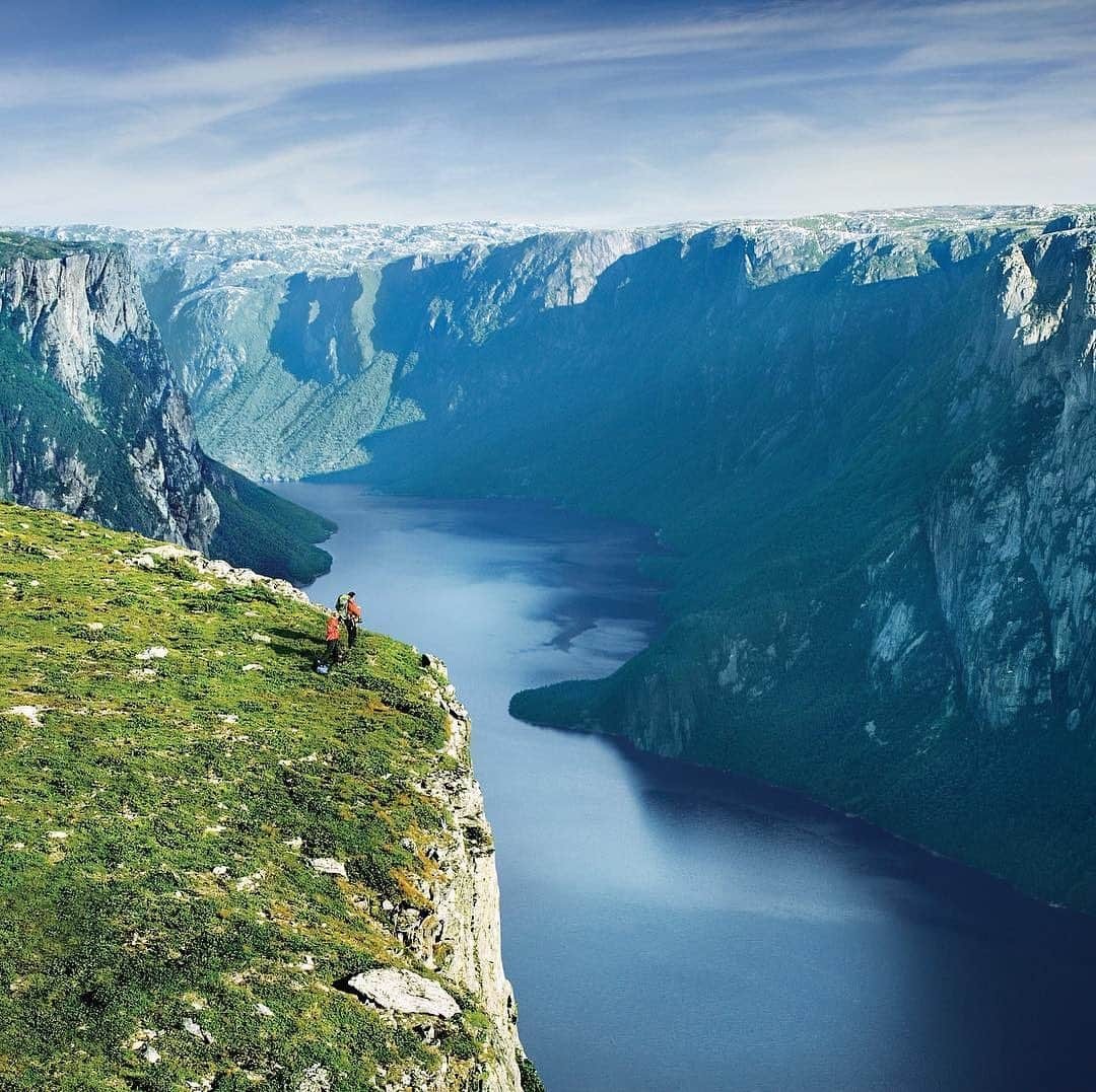 Explore Canadaさんのインスタグラム写真 - (Explore CanadaInstagram)「Shaped by colliding continents and grinding glaciers, Gros Morne National Park’s ancient landscape is a UNESCO World Heritage Site, located in Newfoundland and Labrador. It took 485 million years for Mother Nature to create the park’s presents picturesque valleys and dramatic cliff faces, but it only takes one visit to fall in love with the place. Bucket list anyone? #ExploreCanada ⁠⠀ .⁠⠀ 📍: @newfoundlandlabrador, @parks.canada⁠⠀ . ⁠⠀ #ExploreNL #GrosMorne⁠⠀」7月13日 0時55分 - explorecanada