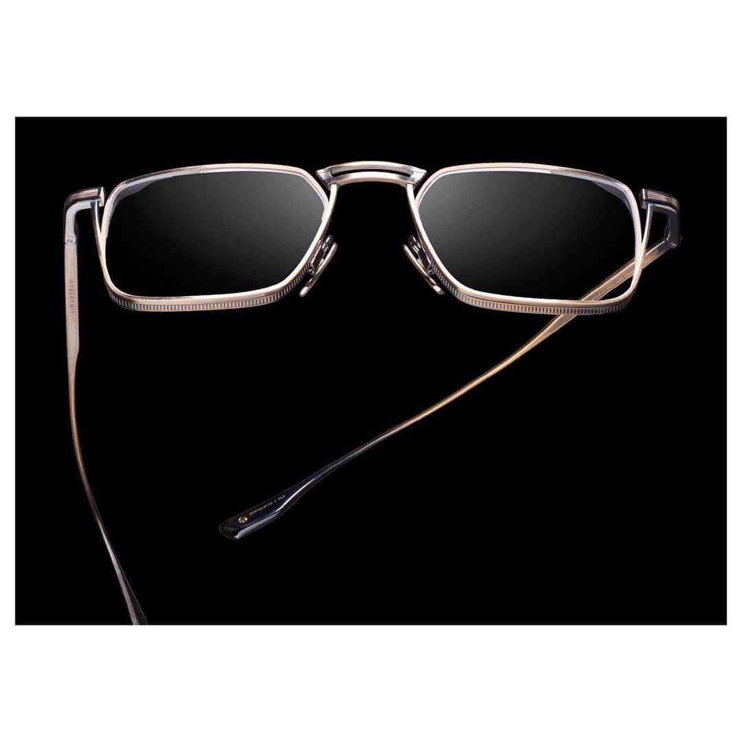 ディタのインスタグラム：「A flagship in optical innovation, #DITA Lindstrum balances technical sophistication and bold industrial design in one frame with a floating titanium bridge; temple end pieces designed to add flexible comfort; and a new D-Shield detail affixed to the temple tips. #DITAeyewear #DITAsunglasses」