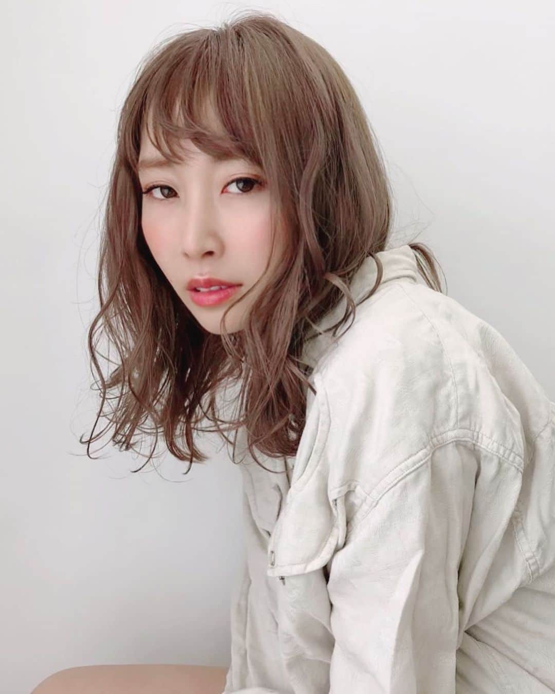 のインスタグラム：「またハイトーンにした✌️✨ . 髪明るい方が落ち着くわー。笑 . ハイトーンやるなら安藤さん💫 いつもありがとうございます🙌✨ . #撮影 #サロンモデル」