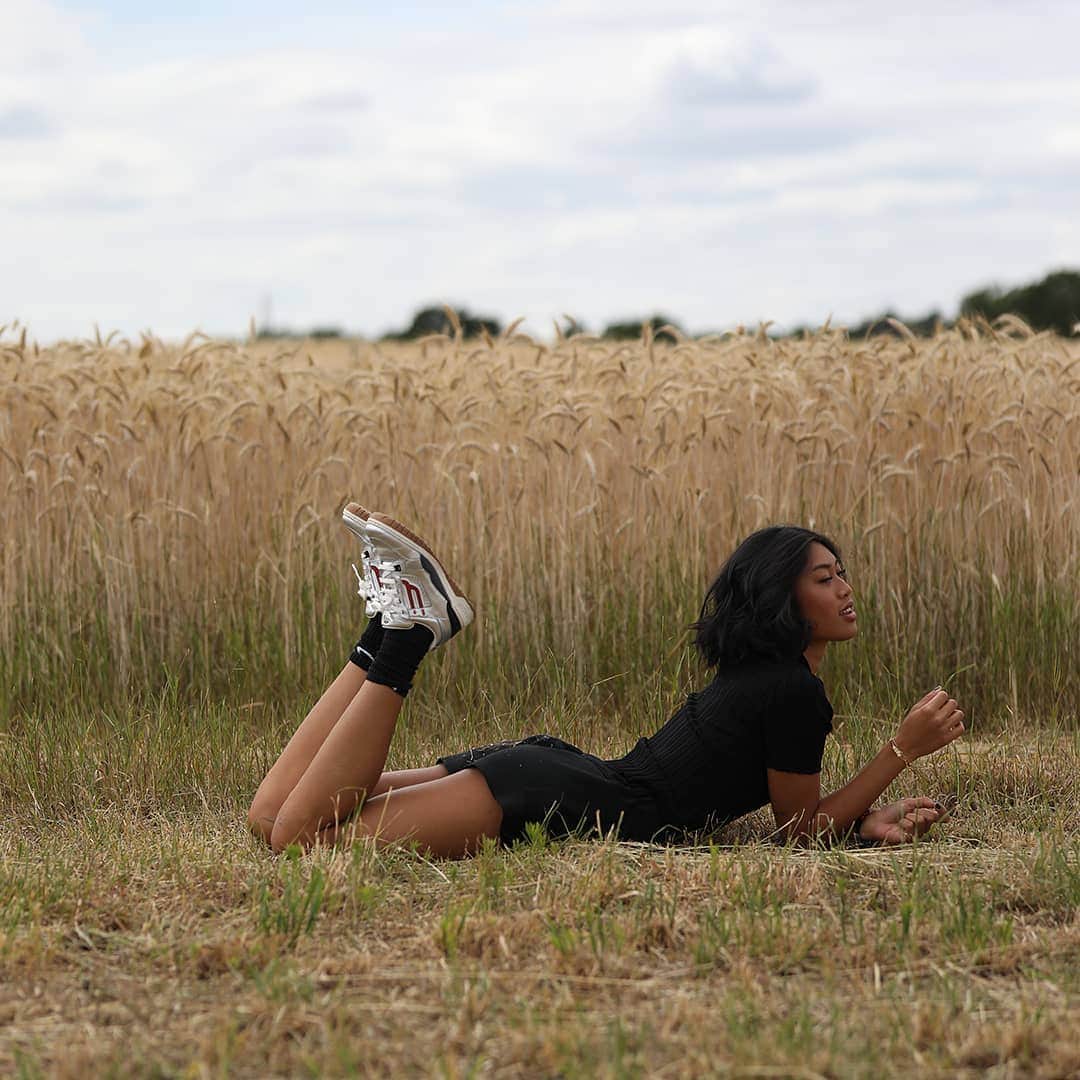 バリーさんのインスタグラム写真 - (バリーInstagram)「Summer lounging in the countryside. @anuthida adds a shiny accent to her look with a pair #BallyChampion sneakers. #ChampionsAreMade #BallySneakers」7月13日 1時04分 - bally