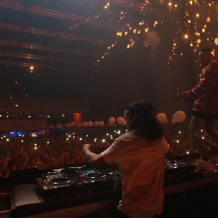 サネリー・ジェームズのインスタグラム：「‘ELEPHANT HILLS’ is OUT NOW!! 4th and last tune of the #LoveDanceFeelEp. Curious about the other tracks? Hit the LINK IN BIO!! ;)」