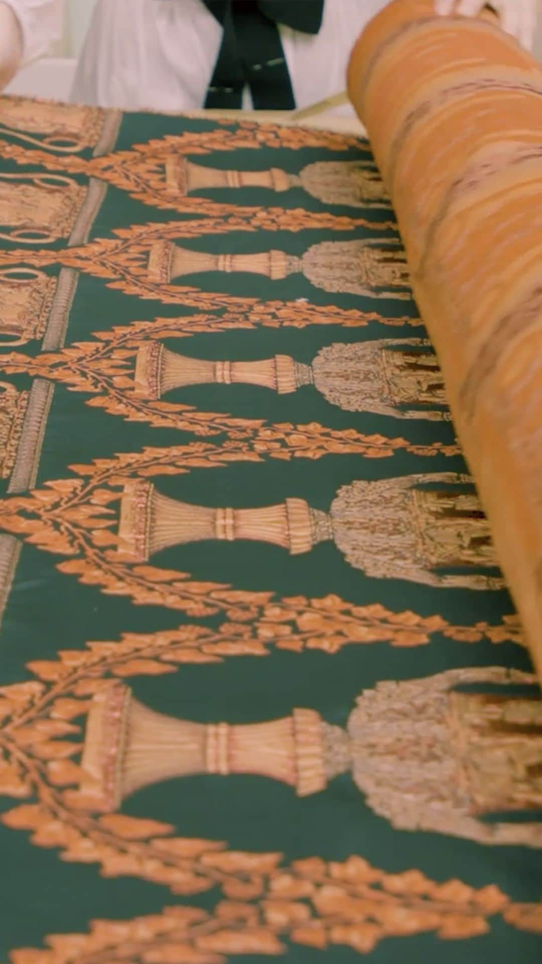 のインスタグラム：「From the input of the Hellenic theme received by the Designers, the topic was then developed with hand-drawn illustrations that were then expressed onto a jacquard brocade overcoat that walked the Alta Moda Fashion Show.  Special thanks to Regione Siciliana - Parco Archeologico e Paesaggistico della Valle dei Templi di Agrigento and Comune di Agrigento.  #DGAltaModa #DGFattoAMano #DGLovesSicily #DolceGabbana」