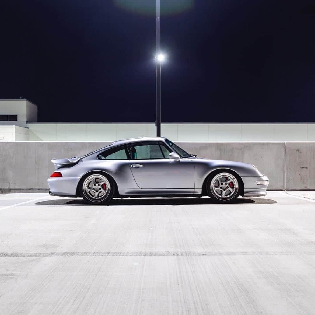 Porscheさんのインスタグラム写真 - (PorscheInstagram)「An air-cooled classic on a hot summer night. #PorscheMoment #Porsche #911 #993 (📸: @sf_photos)」7月13日 1時01分 - porsche