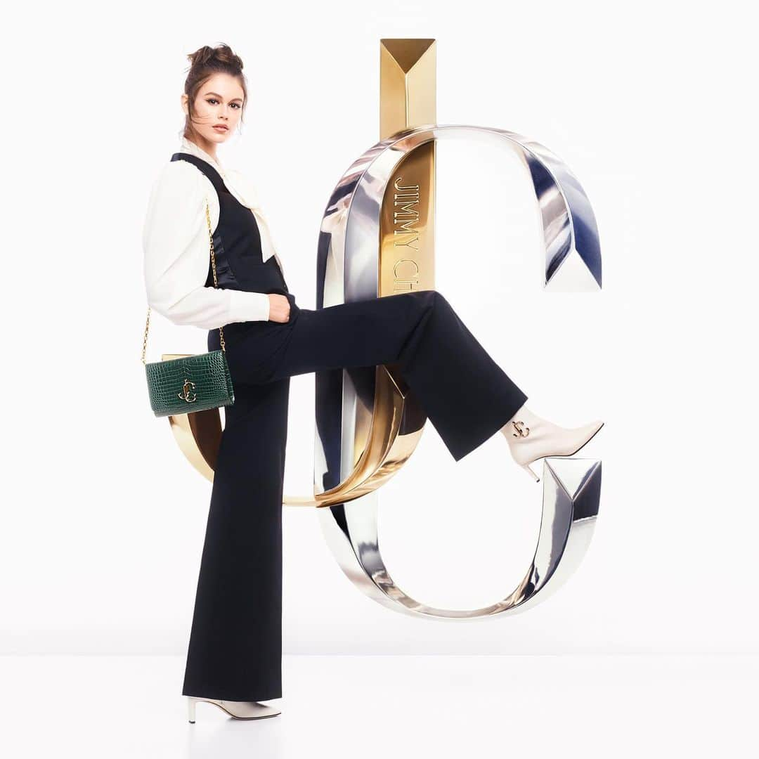 Jimmy Chooさんのインスタグラム写真 - (Jimmy ChooInstagram)「Majestic JC hardware adorns our Autumn Winter '19 collection, including the VARENNE clutch and MINORI ankle boots worn by @kaiagerber #JCCollection」7月13日 1時02分 - jimmychoo