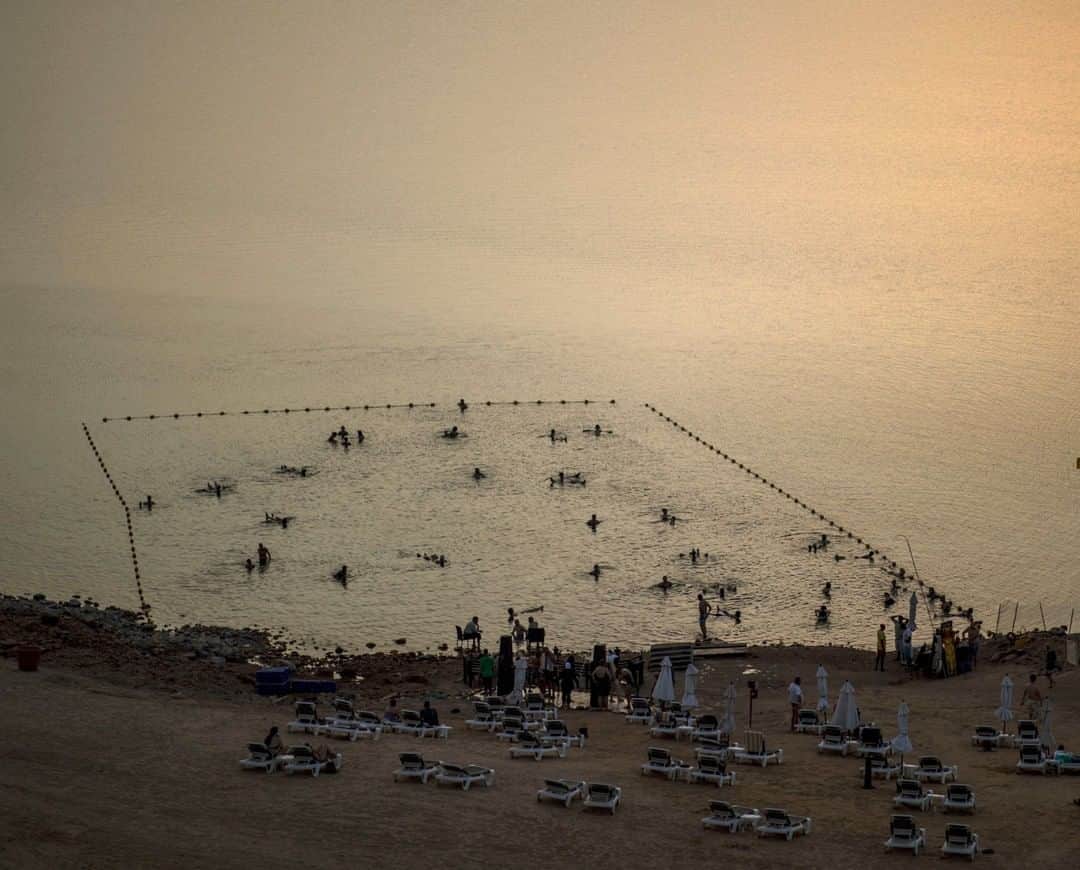 National Geographic Travelさんのインスタグラム写真 - (National Geographic TravelInstagram)「Photo by Muhammed Muheisen @mmuheisen | As the sun sets, people enjoy floating in the Dead Sea in Jordan. For more photos and videos from different parts of the world, follow me @mmuheisen and @mmuheisenpublic #الاردن #deadsea」7月13日 1時03分 - natgeotravel